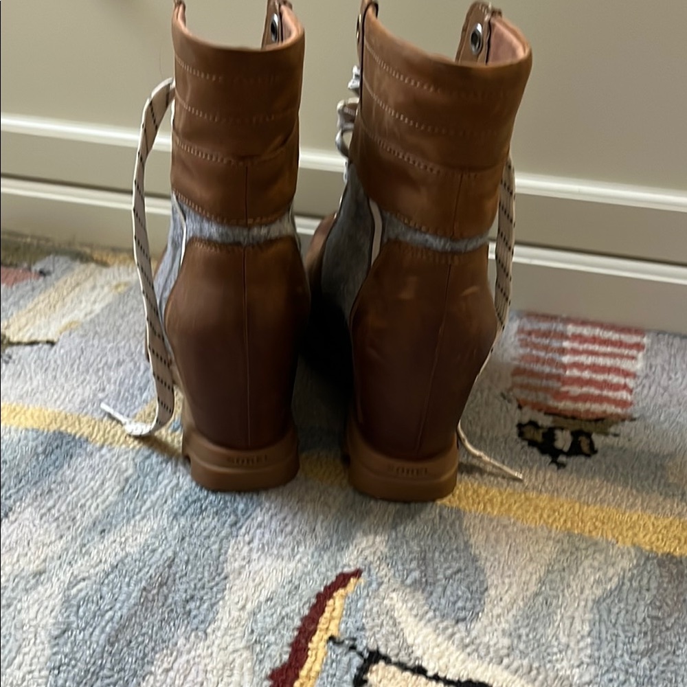 Sorel Brown Lace Up Boots with Classic Design - Picture 4 of 6